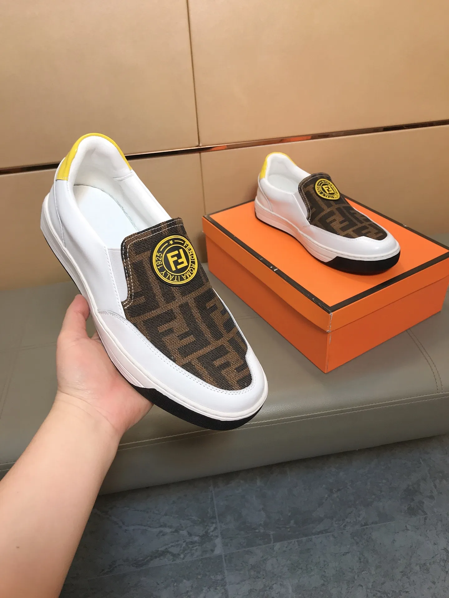 Factory price 400 🔆🔆[fendi] Fendi's classic and comfortable men's casual shoes, cowhide leather upper + brand printed surface, sheepskin lining + feet, rubber wear-resistant outsole. This unique style is suitable for all seasons, casual and exquisite sensibility, comfortable and natural on the feet. Everyday casual travel style in autumn and winter! Code number: 38-44